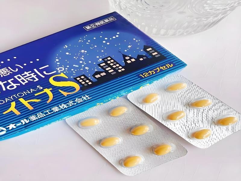 温暖橙色日落下的医药产品
